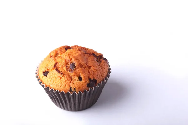 Sabrosos cupcakes de chocolate, magdalenas en una mesa de madera blanca — Foto de Stock