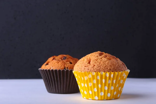 Sabrosos cupcakes de chocolate, magdalenas en una mesa de madera blanca — Foto de Stock