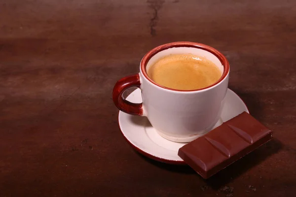 Кавова чашка та шоколад на дерев'яній текстурі столу. кав'ярень — стокове фото