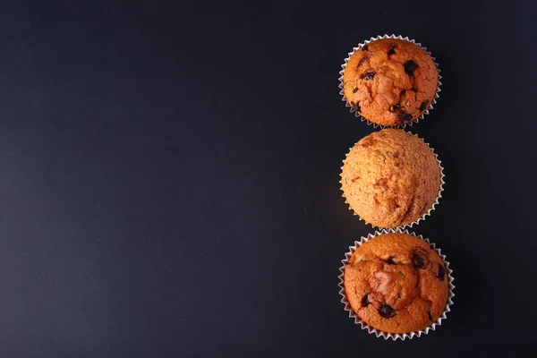 Lezzetli çikolatalı kek, Muffin Beyaz ahşap bir masa üzerinde — Stok fotoğraf