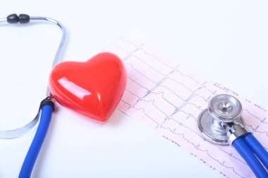 Kalp üzerinde ahşap arka plan izole bir sağlık stetoskop ile