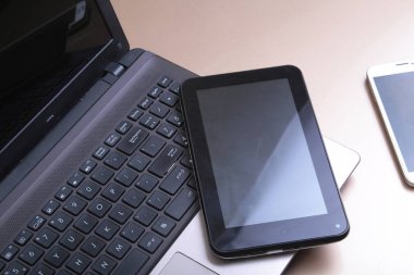 Bir telefon ve üstüne yalan tablet ile klavyenin resmi