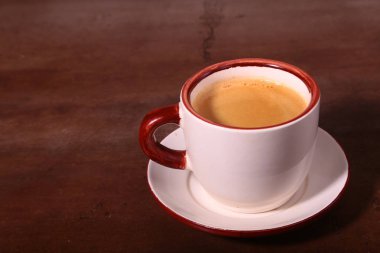 Bir fincan espresso kahve koyu ahşap arka plan üzerinde