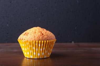Lezzetli çikolatalı kek, Muffin Beyaz ahşap bir masa üzerinde