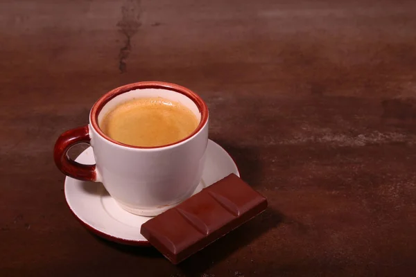 Taza de café y chocolate en textura de mesa de madera. Descanso de café — Foto de Stock