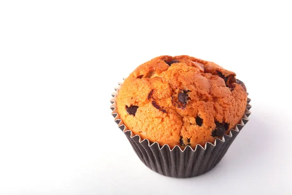 Sabrosos cupcakes de chocolate, magdalenas en una mesa de madera blanca — Foto de Stock