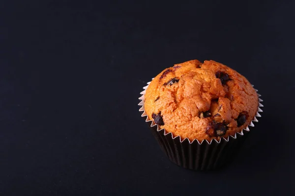 Lezzetli çikolatalı kek, Muffin Beyaz ahşap bir masa üzerinde — Stok fotoğraf