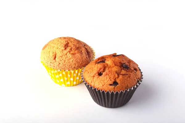 Sabrosos cupcakes de chocolate, magdalenas en una mesa de madera blanca — Foto de Stock