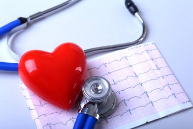 Kalp üzerinde kağıt kardiyogram sağlık stetoskop ile