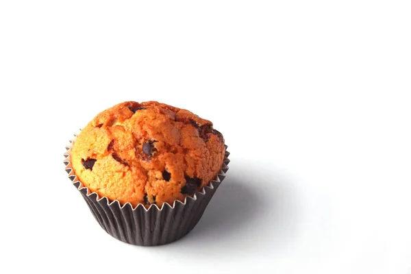 Sabrosos cupcakes de chocolate, magdalenas en una mesa de madera blanca — Foto de Stock