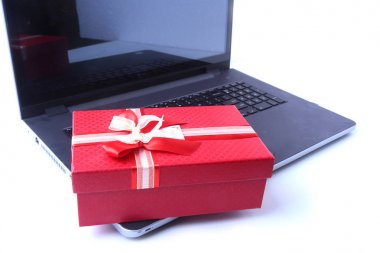 Beyaz masa laptop ve Noel hediye kutusu