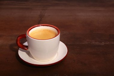 Bir fincan espresso kahve koyu ahşap arka plan üzerinde