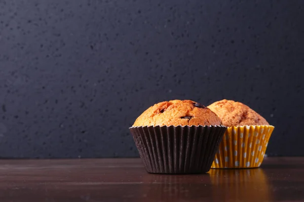 Gâteaux au chocolat savoureux, muffins sur une table en bois blanc — Photo