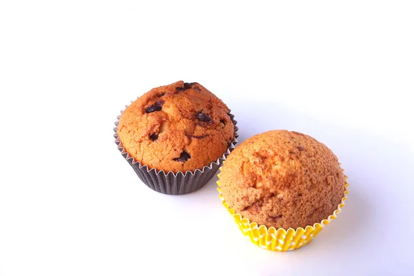 Gâteaux au chocolat savoureux, muffins sur une table en bois blanc — Photo