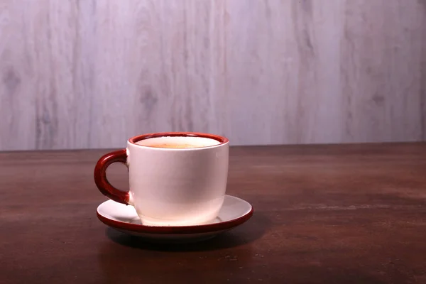 Una taza de café expreso sobre un fondo de madera oscura — Foto de Stock