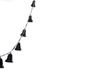 Beyaz arka plan üzerinde izole çan ile Noel ağacı zinciri