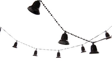 Beyaz arka plan üzerinde izole çan ile Noel ağacı zinciri