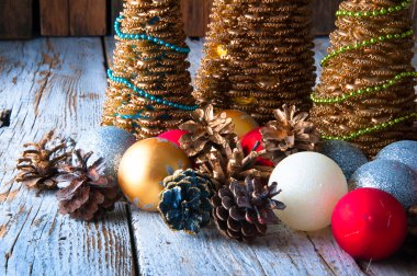 Koniler ve Noel süsleri el yapımı Noel ağaçları