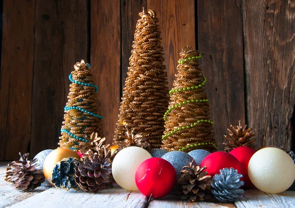 Árboles de Navidad hechos a mano con conos y decoraciones de Navidad — Foto de Stock