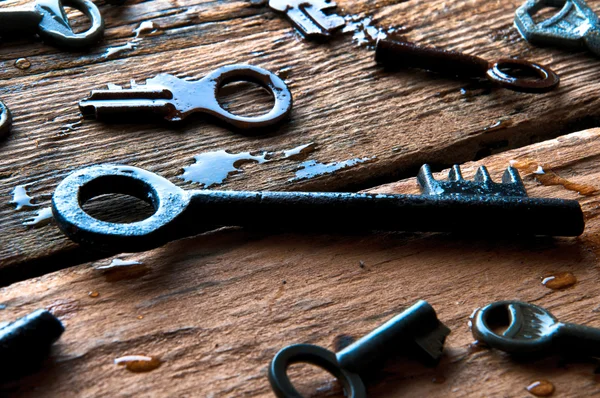 Alte rostige Schlüssel auf Holzgrund — Stockfoto
