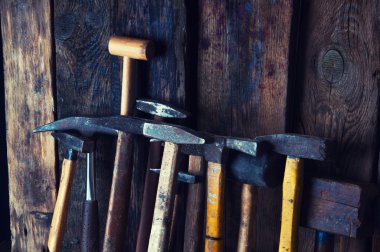 Marangoz atölyesinde birçok eski Çekiçler