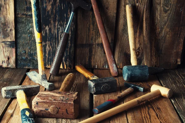 Muchos martillos viejos en el taller del carpintero — Foto de Stock