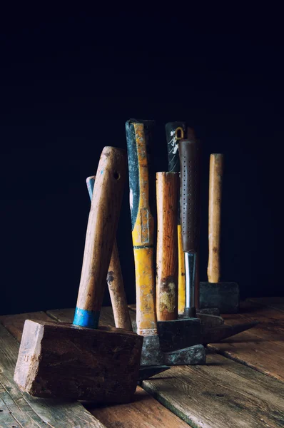 Veel oude hamers op houten tafel — Stockfoto