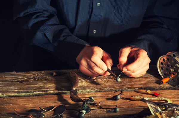 Preparación de cebos de pesca en antiguo taller vintage — Foto de Stock