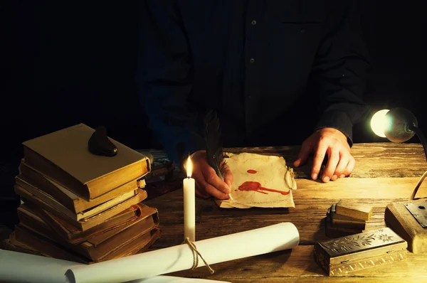 Человек пишет письмо с перо и печать. Винтаж — стоковое фото