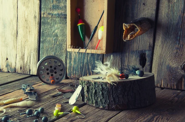 Equipo de pesca sobre fondo de madera vintage — Foto de Stock