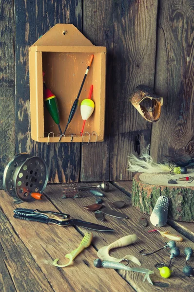 Equipo de pesca sobre fondo de madera vintage — Foto de Stock