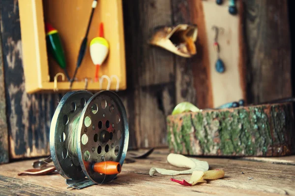 Equipo de pesca sobre fondo de madera vintage — Foto de Stock