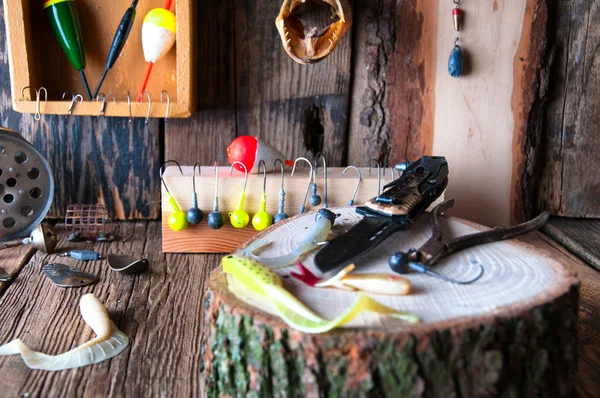 Equipo de pesca sobre fondo de madera vintage — Foto de Stock