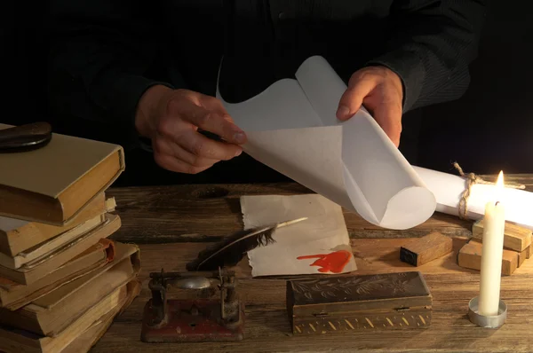 Adam bir mektup yazmaya hazırlanıyor. Vintage
