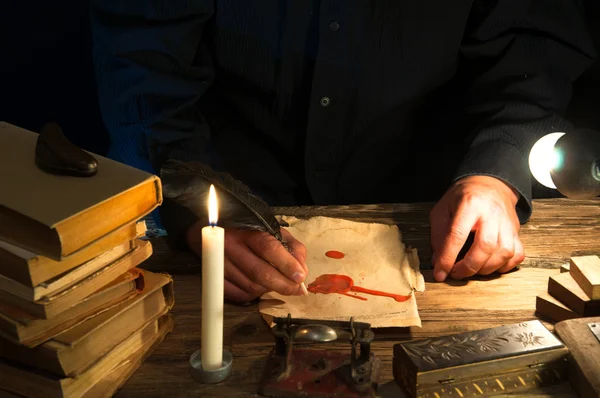Человек пишет письмо с перо и печать. Винтаж — стоковое фото