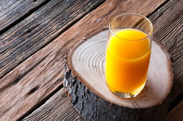 Copo de suco de laranja no fundo de madeira. Espaço de cópia — Fotografia de Stock