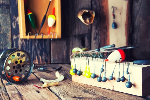 Equipo de pesca sobre fondo de madera vintage. Enfoque selectivo — Foto de Stock