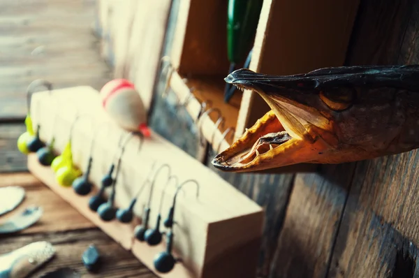 Equipo de pesca sobre fondo de madera vintage. Enfoque selectivo — Foto de Stock