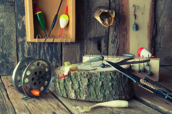 Equipo de pesca sobre fondo de madera vintage — Foto de Stock