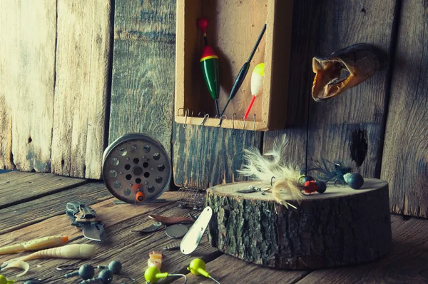 Equipo de pesca sobre fondo de madera vintage — Foto de Stock