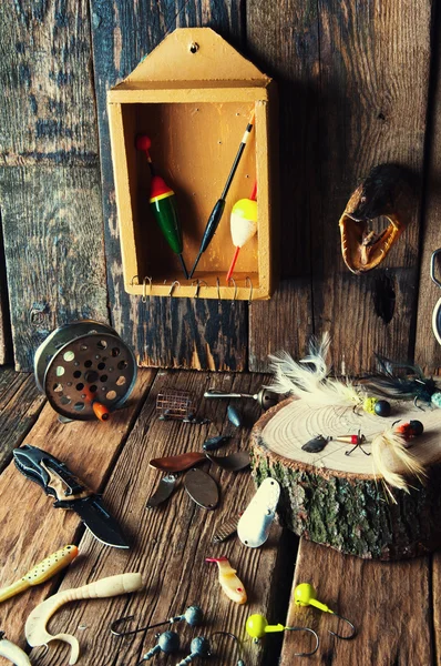 Equipo de pesca sobre fondo de madera vintage — Foto de Stock