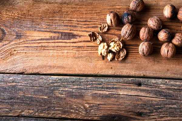 Nueces sobre fondo de madera. Espacio de copia — Foto de Stock