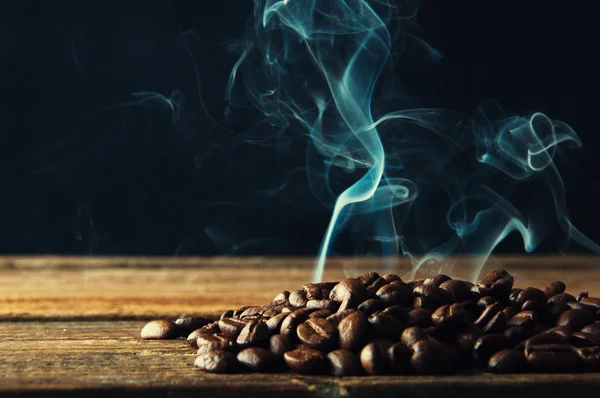 Дым поднимается над жареными кофейными зёрнами — стоковое фото
