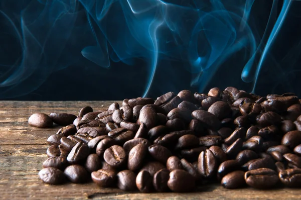 Rauch steigt über gerösteten Kaffeebohnen auf — Stockfoto