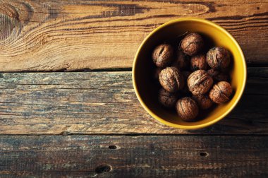 Ceviz ahşap arka plan üzerinde. Boşaltmak