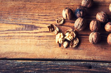 Ceviz ahşap arka plan üzerinde. Boşaltmak