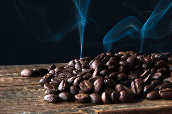 Дым над жареными кофейными бобами — стоковое фото