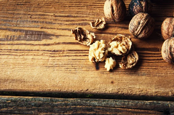 Nueces sobre fondo de madera. Espacio de copia — Foto de Stock