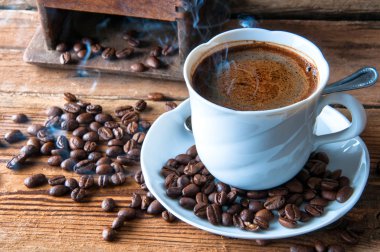 Dumanı tüten kahve taze çekilmiş çekirdekleri ile. Üstten Görünüm. Boşaltmak