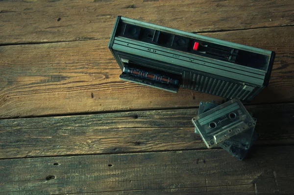 Eski radyo ve kaset. Üstten Görünüm. Boşaltmak